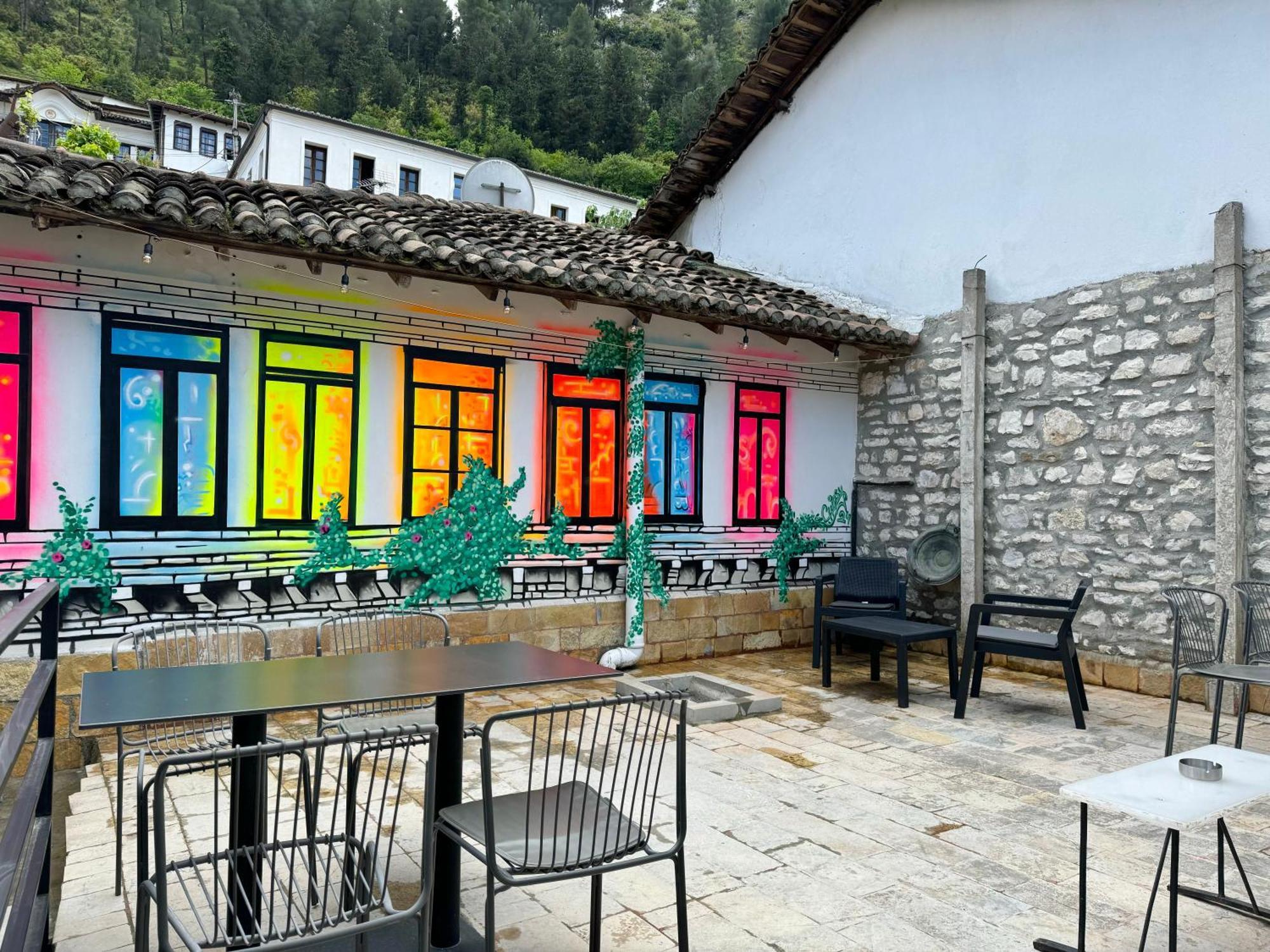 Helin'S Hostel By Backpackers Berat Exteriör bild
